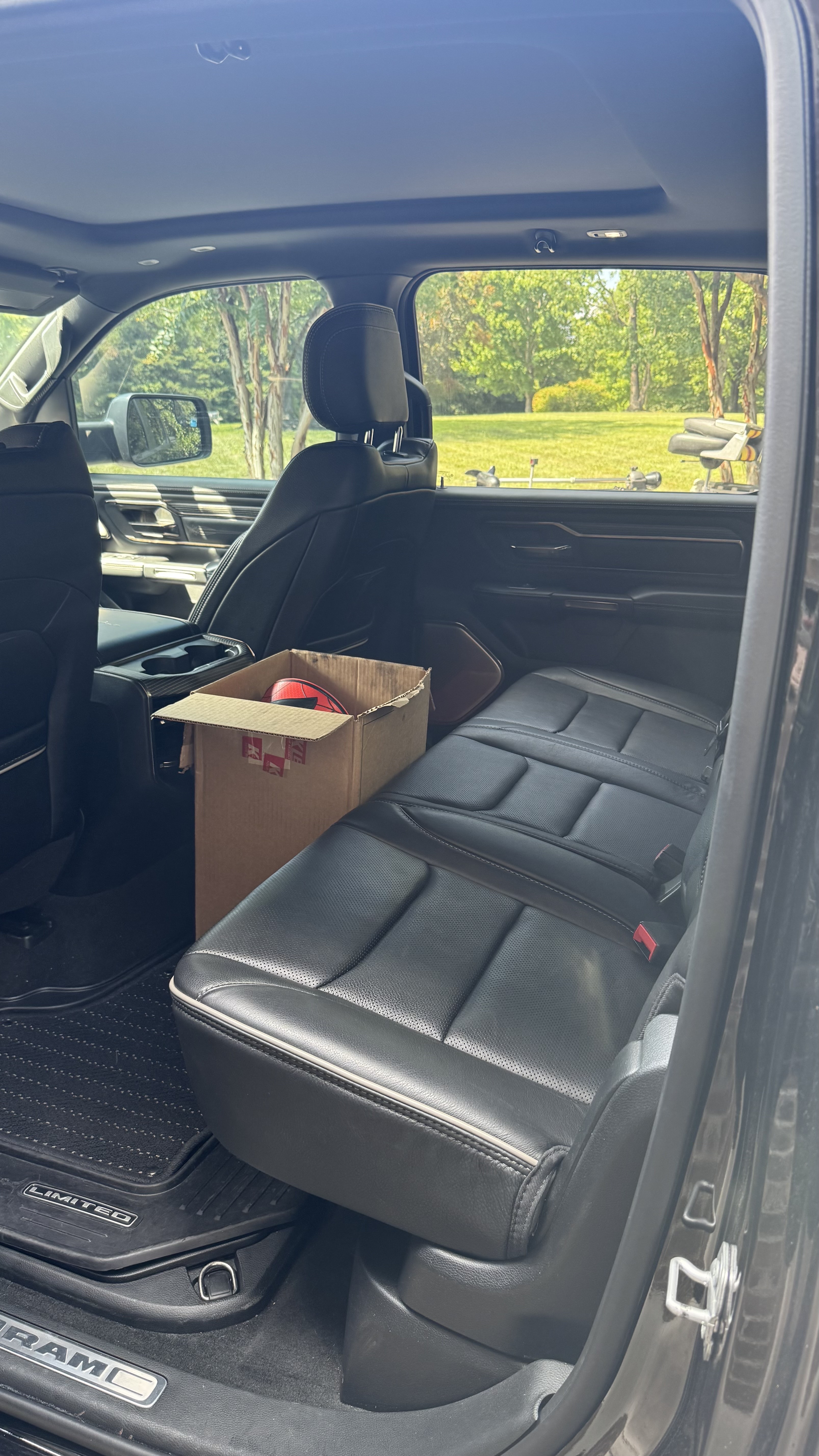 Used 2020 RAM 1500 Limited w/ Black Appearance Package AWD/4WD image 17