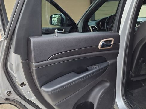 Used 2015 Jeep Grand Cherokee Laredo image 16