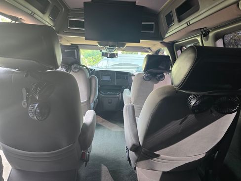 Used 2004 Chevrolet Express 1500 image 8