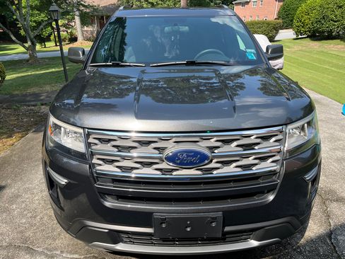 Used 2018 Ford Explorer XLT FWD image 5