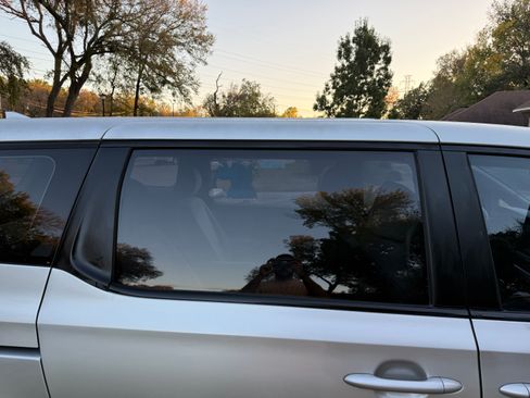 Used 2016 Kia Sedona L image 18