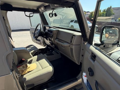 Used 2006 Jeep Wrangler Unlimited Rubicon AWD/4WD image 17