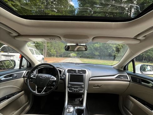 Used 2017 Ford Fusion SE w/ Fusion SE Technology Package image 13