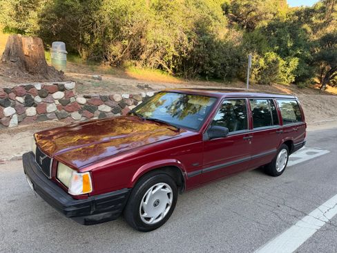 Used 1995 Volvo 940 Wagon RWD image 2