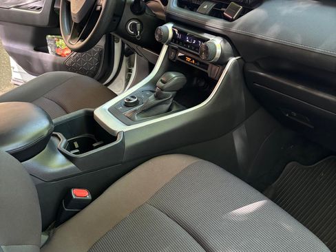 Used 2022 Toyota RAV4 LE AWD/4WD image 10