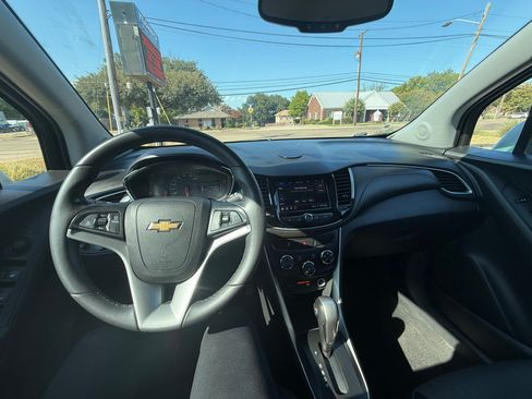 Used 2020 Chevrolet Trax LT w/ LT Convenience Package FWD image 11
