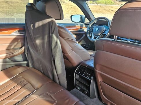 Used 2019 BMW 530e xDrive w/ Premium Package image 18