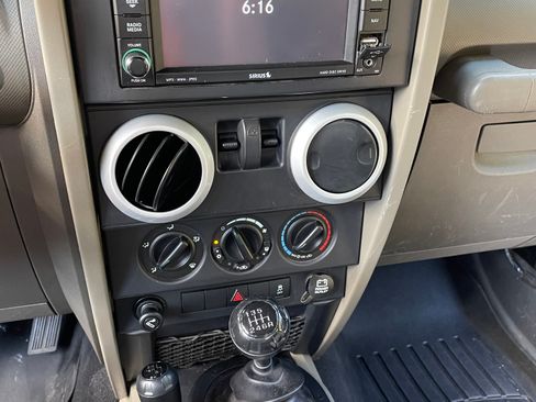 Used 2010 Jeep Wrangler Sahara image 9