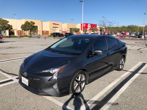 Used 2017 Toyota Prius Three Touring image 1