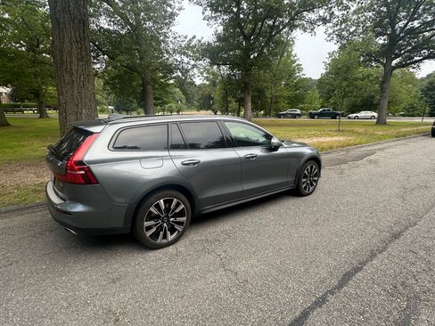 Used 2021 Volvo V60 T5 Cross Country w/ Climate Package image 4