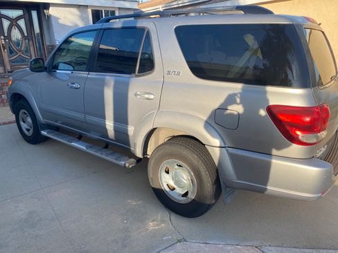 Used 2005 Toyota Sequoia SR5 w/ Convenience Pkg image 10