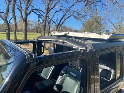 Used 2023 Jeep Gladiator Rubicon image 16