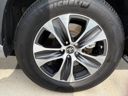 Used 2024 Toyota Highlander XLE AWD/4WD image 26