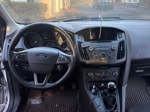 Used 2016 Ford Focus SE w/ SE Cold Weather Package image 10