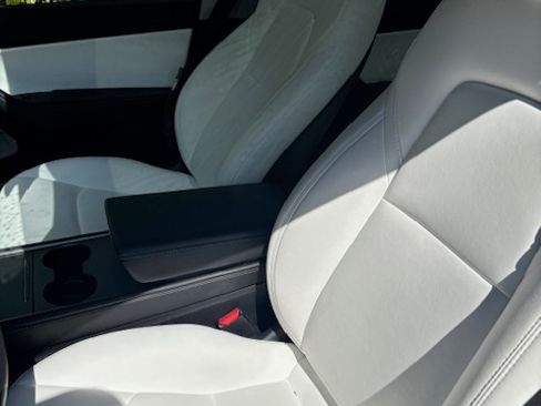 Used 2022 Tesla Model Y Long Range image 10