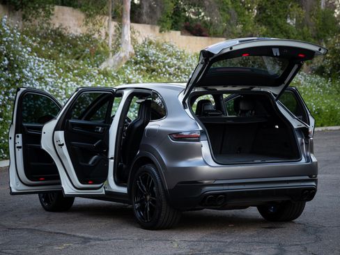 Used 2022 Porsche Cayenne Platinum Edition image 22