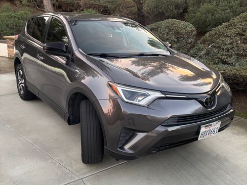 Used 2018 Toyota RAV4 LE w/ Carpet Mat Package image 11