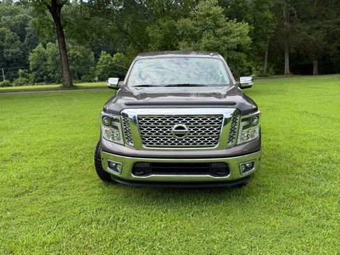 Used 2018 Nissan Titan SL AWD/4WD image 2