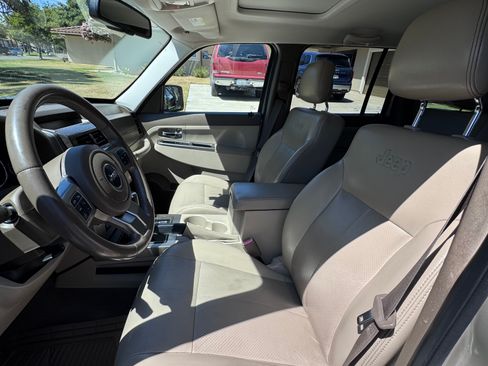 Used 2011 Jeep Liberty Limited w/ Comfort/Convenience Group image 12