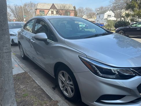 Used 2016 Chevrolet Cruze LT w/ Convenience Package image 2