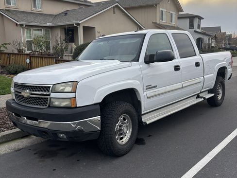 Used 2005 Chevrolet Silverado 2500 LT w/ Heavy-Duty Power Package AWD/4WD image 2