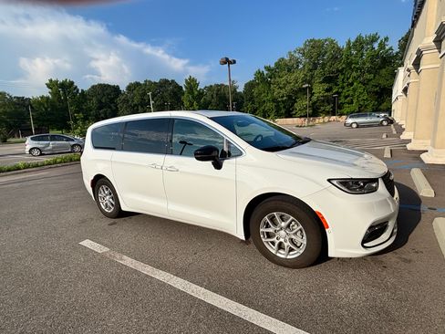 Used 2025 Chrysler Pacifica Select FWD image 5