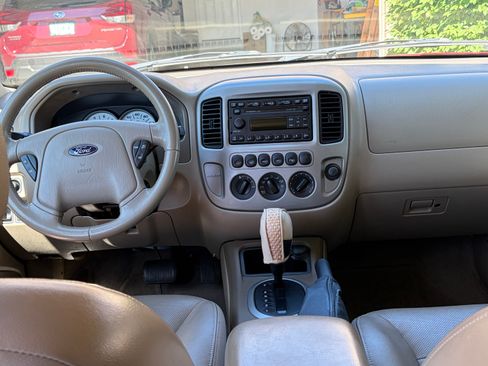 Used 2005 Ford Escape Limited AWD/4WD image 10