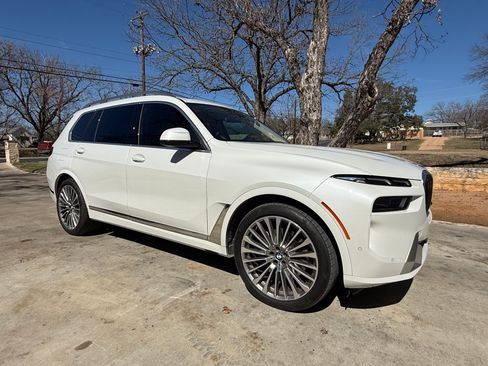 Used 2024 BMW X7 xDrive40i image 1