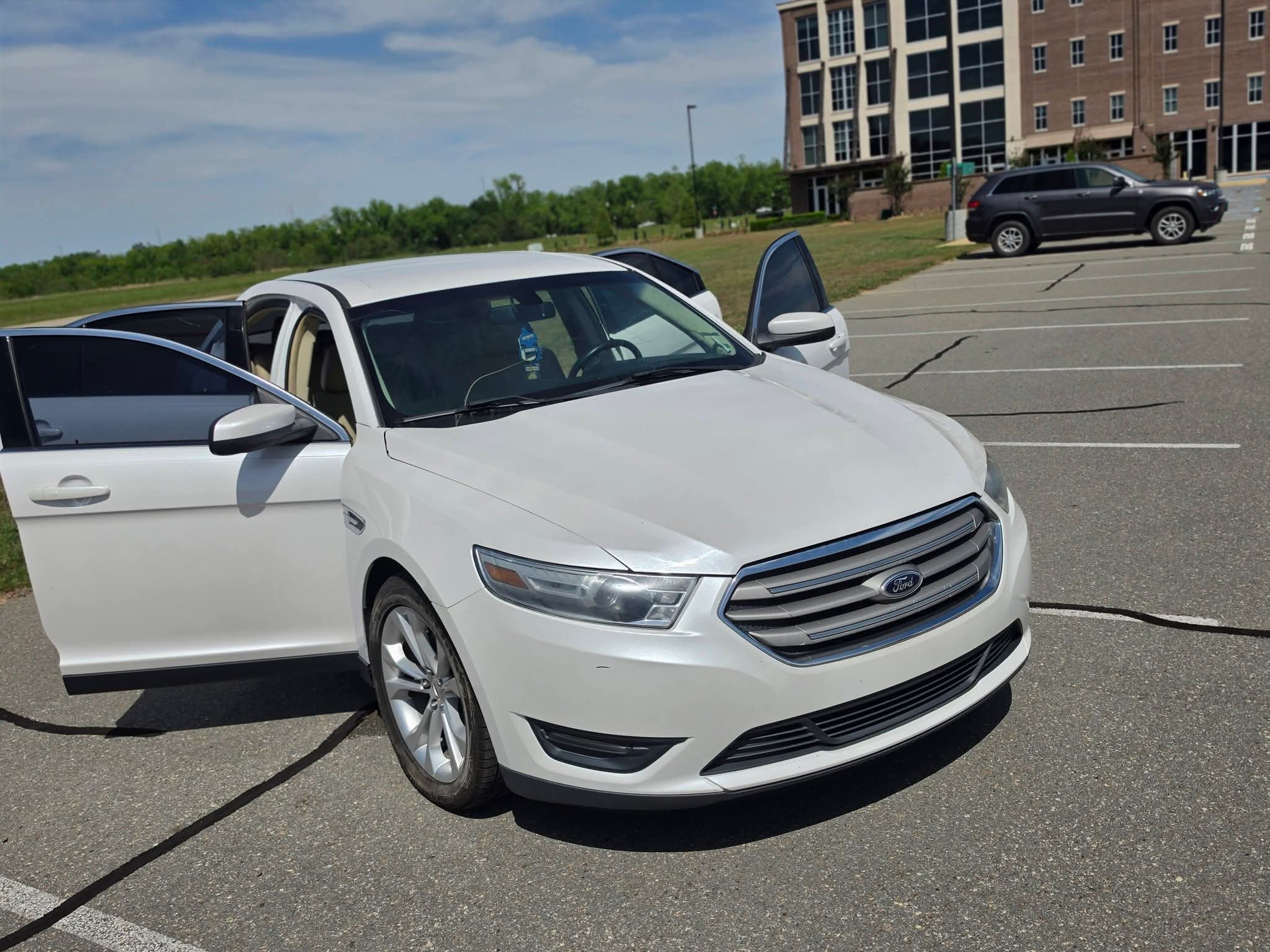 Used 2013 Ford Taurus SEL FWD image 1