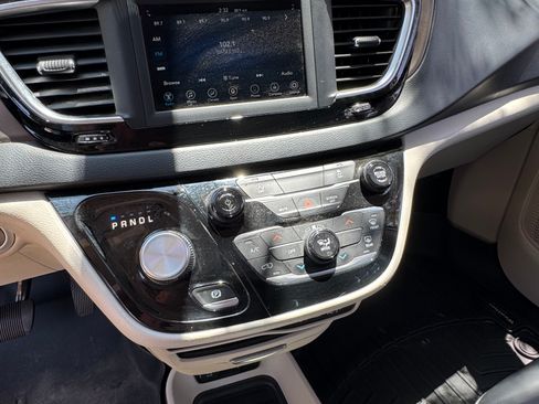 Used 2021 Chrysler Voyager Lxi FWD image 10