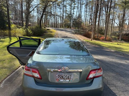 Used 2011 Toyota Camry XLE w/ SE/XLE Extra-Value Pkg image 5