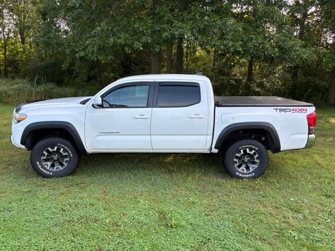Used 2017 Toyota Tacoma TRD Off-Road w/ Tow Package (A/T) AWD/4WD image 4