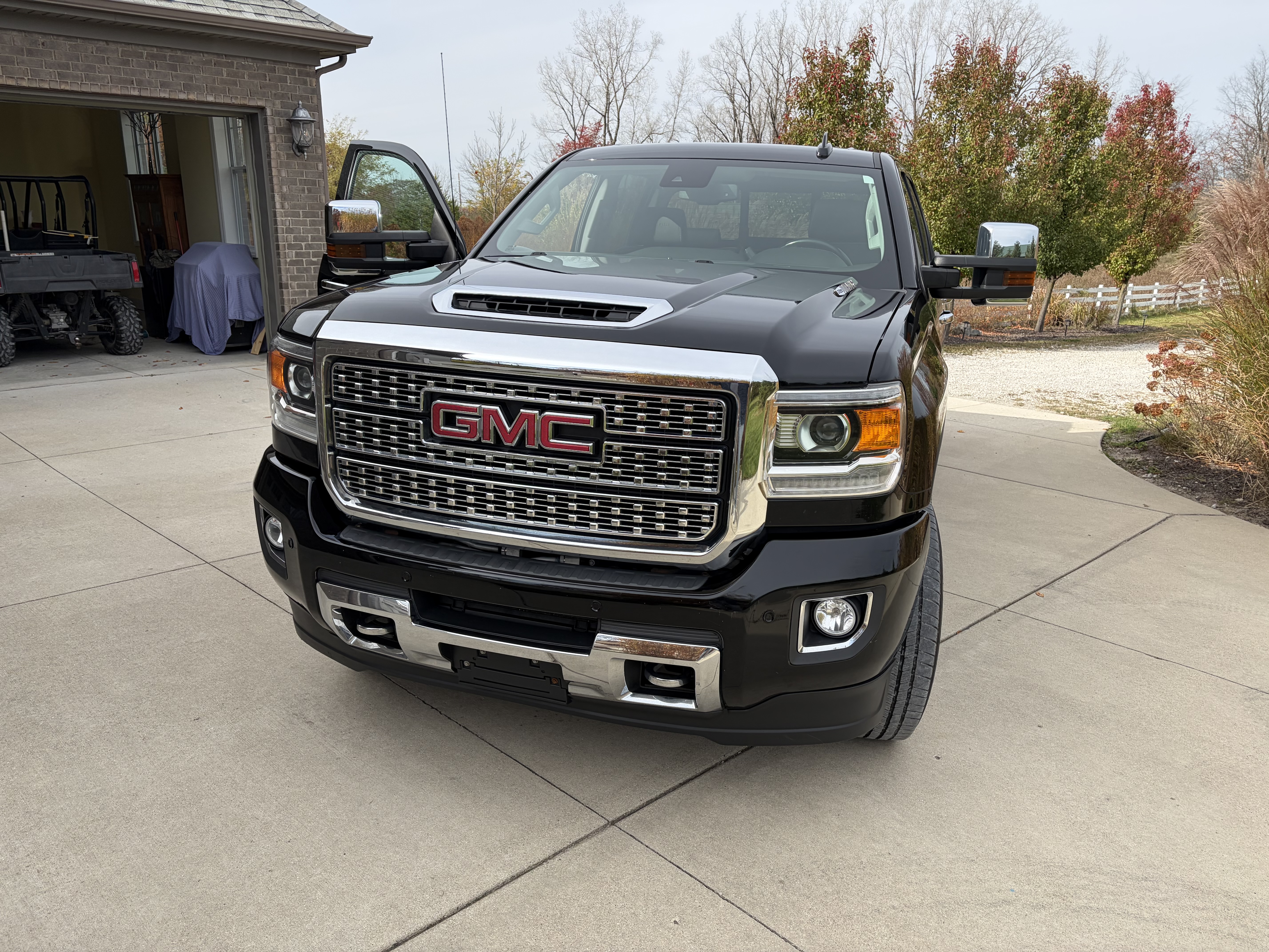 Used 2019 GMC Sierra 2500 Denali w/ Duramax Plus Package AWD/4WD image 11
