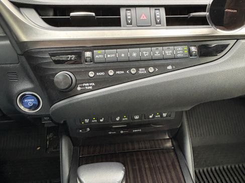 Used 2019 Lexus ES 300h image 11