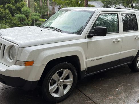 Used 2011 Jeep Patriot Latitude w/ Sun/Sound Group FWD image 4