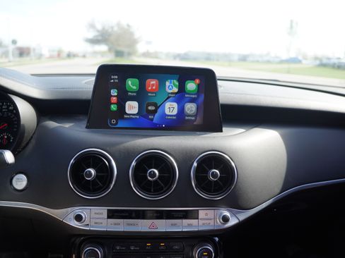 Used 2018 Kia Stinger GT2 image 8