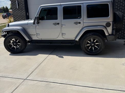 Used 2014 Jeep Wrangler Unlimited Sahara w/ Dual Top Group AWD/4WD image 5
