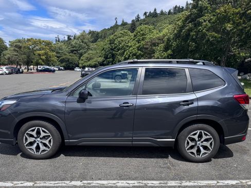 Used 2019 Subaru Forester Premium AWD/4WD image 5