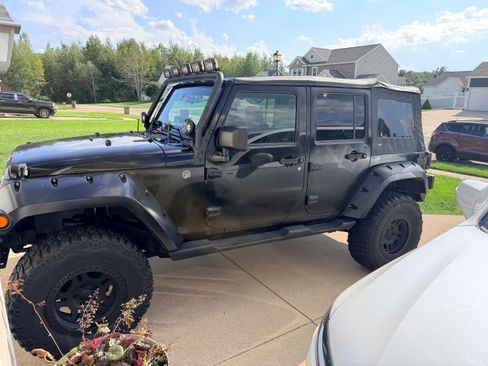 Used 2009 Jeep Wrangler Unlimited Sahara w/ Dual Top Group AWD/4WD image 1