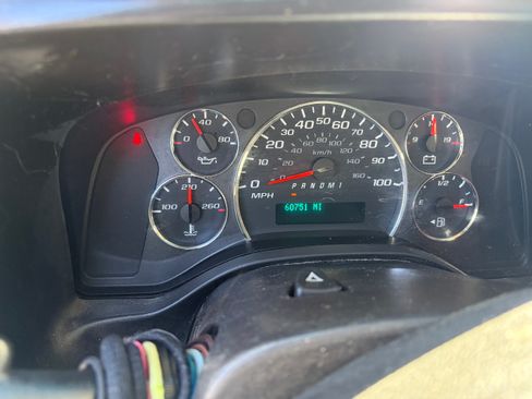 Used 2014 Chevrolet Express 2500 Van 3D image 2