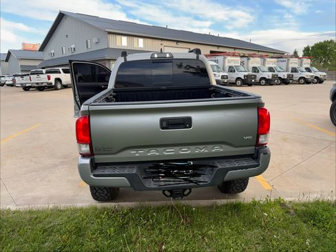 Used 2017 Toyota Tacoma TRD Sport w/ Tow Package (A/T) AWD/4WD image 5
