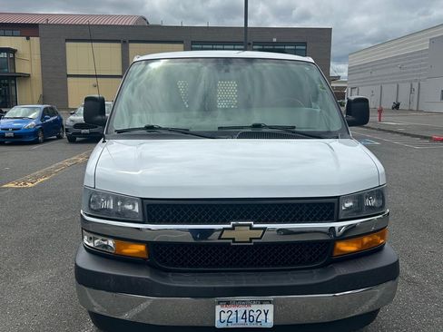 Used 2018 Chevrolet Express 2500 w/ Driver Convenience Package RWD image 6
