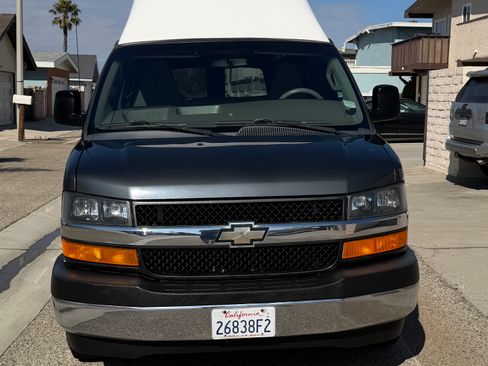Used 2017 Chevrolet Express 2500 RWD image 2