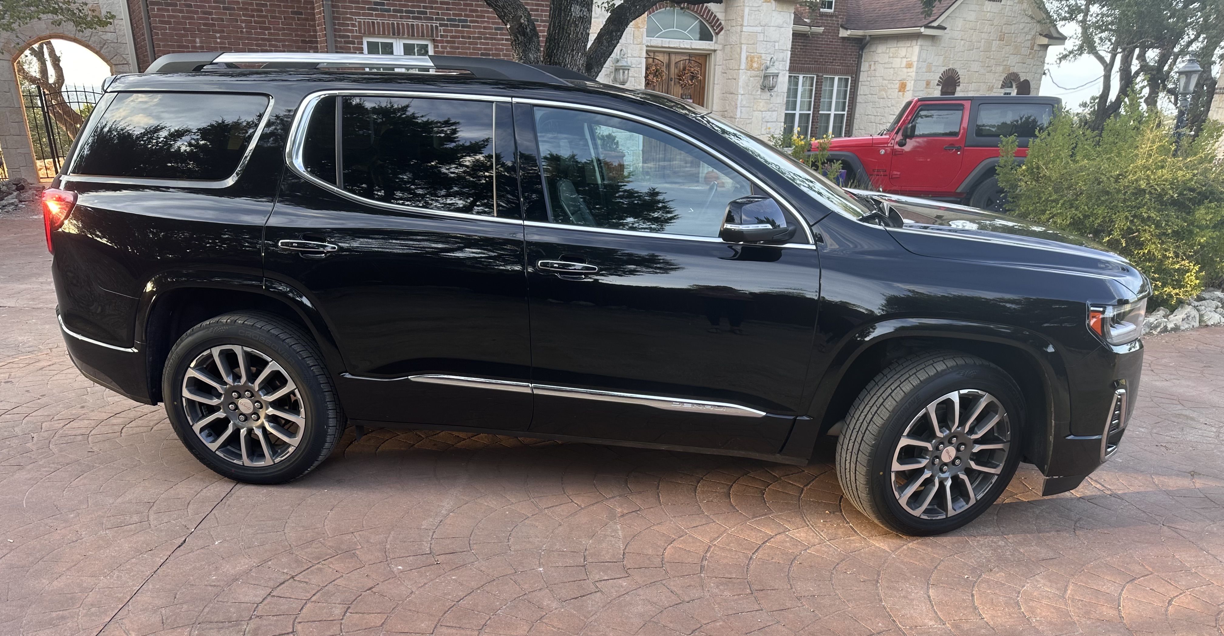 Used 2021 GMC Acadia Denali w/ Denali Technology Package FWD image 1