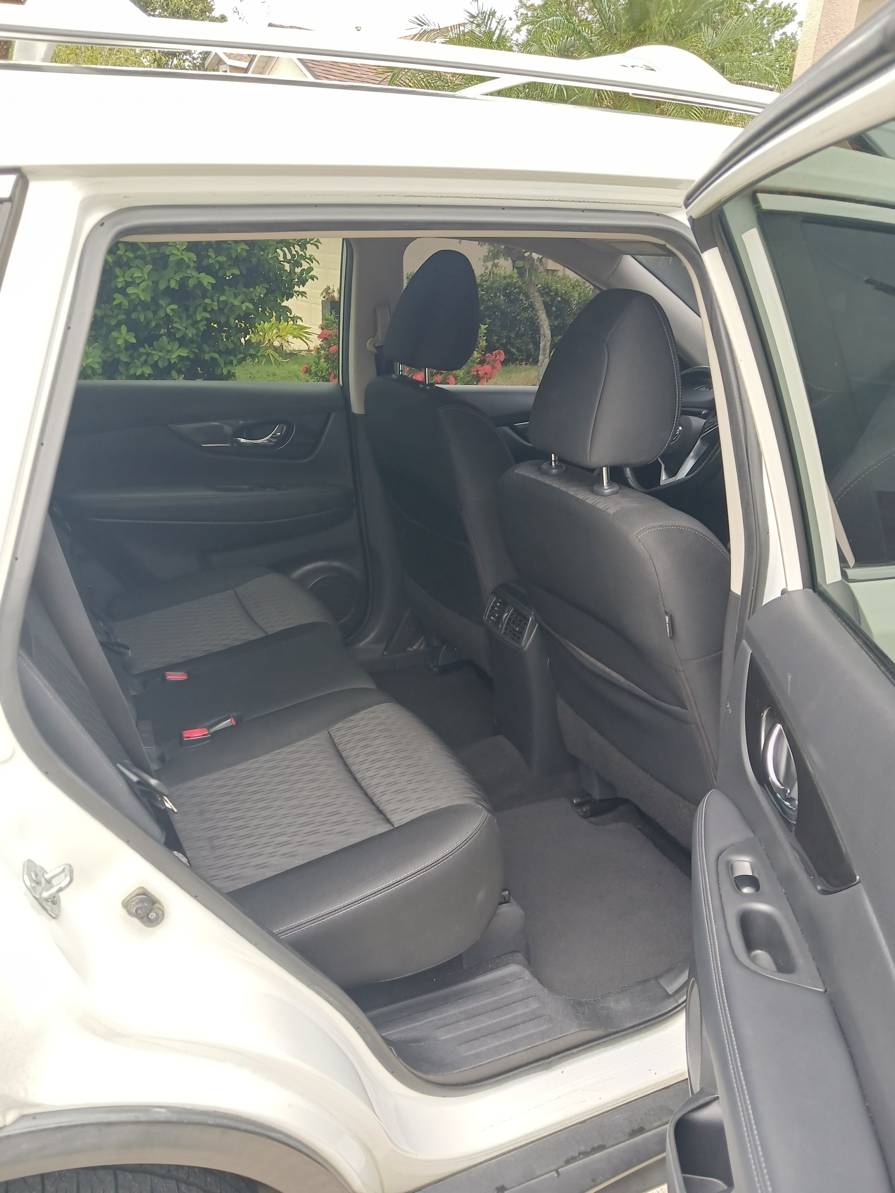 Used 2018 Nissan Rogue SV FWD image 12