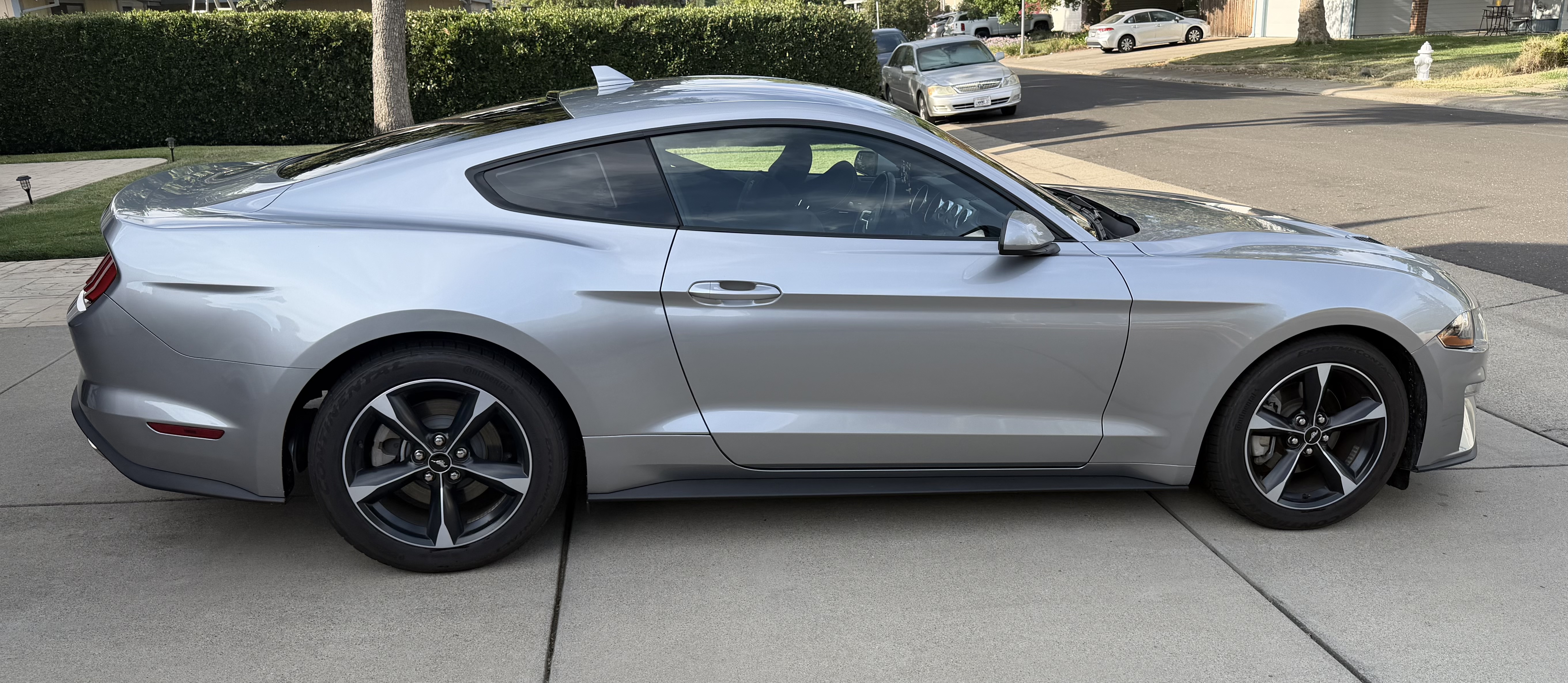 Used 2020 Ford Mustang Coupe RWD image 2