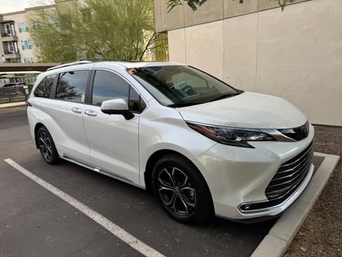 Used 2025 Toyota Sienna Platinum AWD/4WD image 2