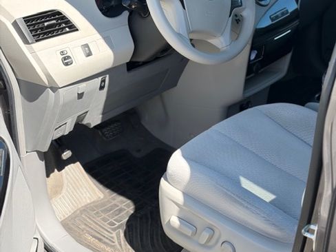 Used 2014 Toyota Sienna LE image 13
