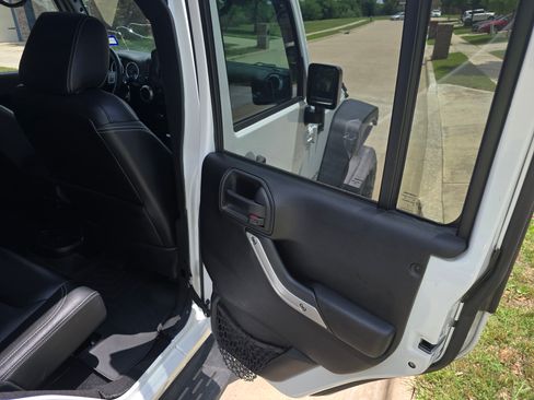 Used 2015 Jeep Wrangler Unlimited Rubicon w/ Connectivity Group AWD/4WD image 16