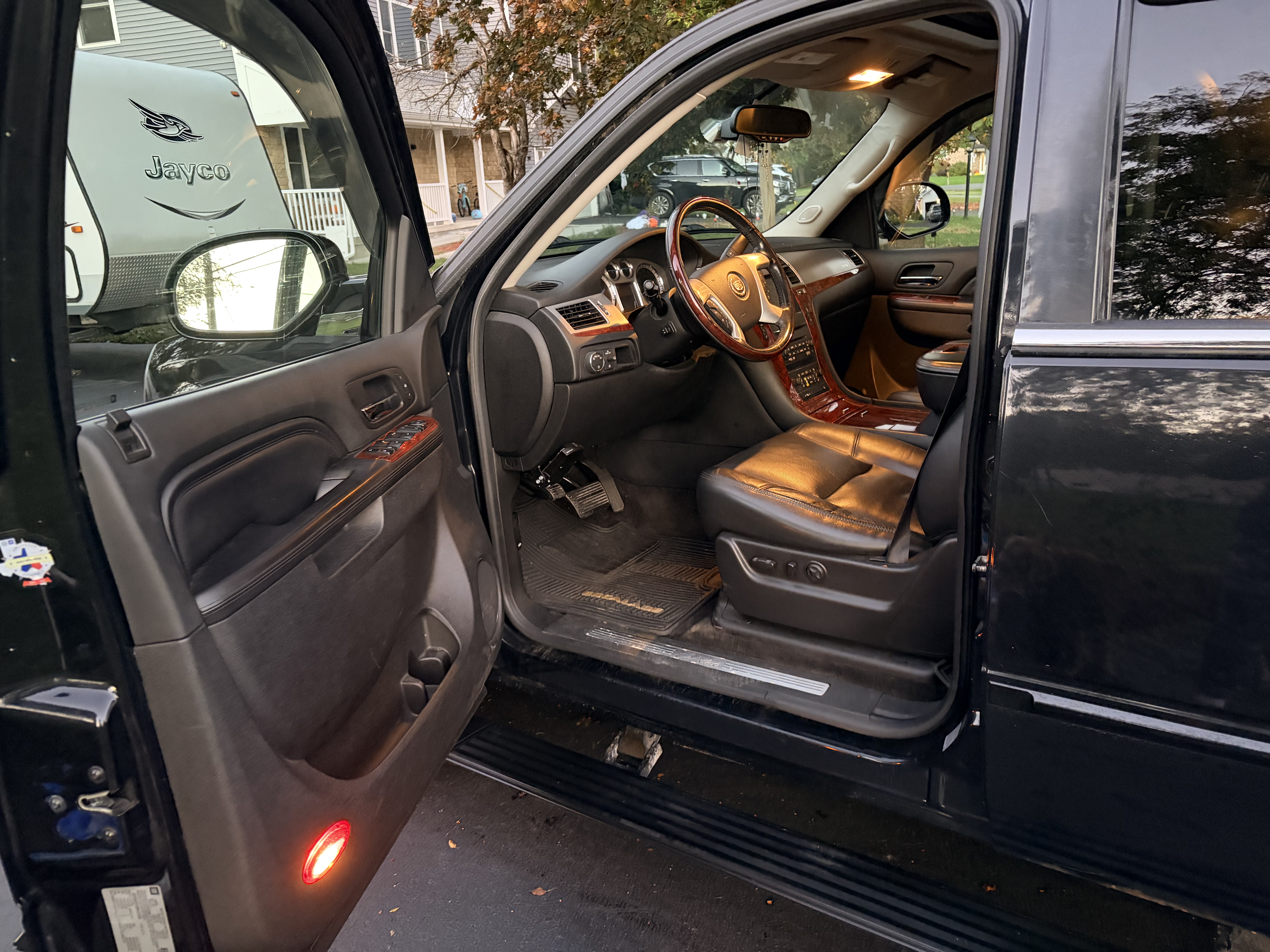 Used 2013 Cadillac Escalade Premium AWD/4WD image 11